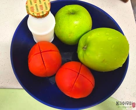 깨끗이 세척한 토마토 위에 십자 칼집을 내고 끓는 물에 넣어 껍질이 살짝 벗겨질 때까지 데칩니다.