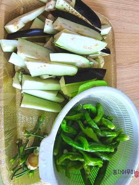 가지를 깨끗이 세척한 후 꽈리고추와 비슷한 크기로 썰어줍니다.
