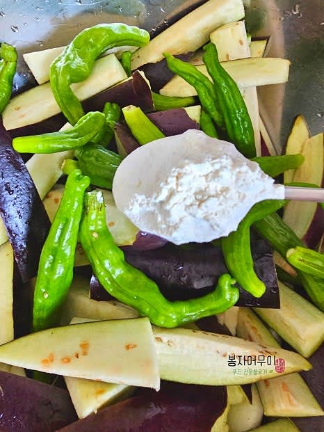 가지를 볼에 담고 부침가루 4스푼을 넣어 잘 버무립니다.