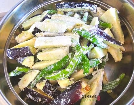 부침가루를 묻힌 가지와 꽈리고추를 찜판에 물이 닿지 않게 올려줍니다.