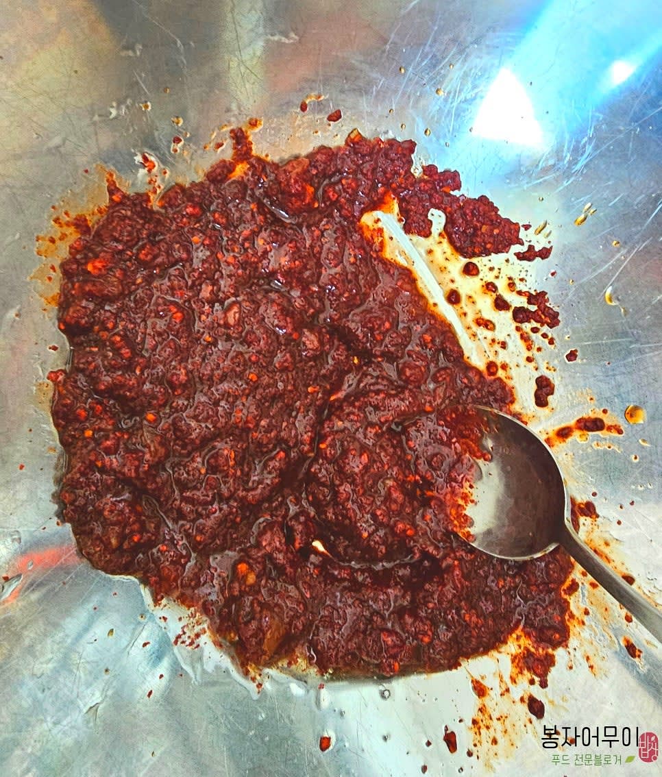 찜이 식는 동안 고춧가루, 간장, 참치 액젓, 물엿, 참기름, 다진 마늘을 섞어 양념장을 만듭니다.