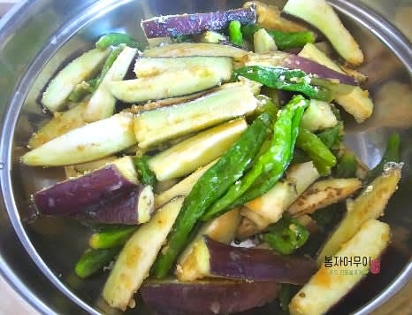 7~8분 정도 중불로 찌다가 한 김 식혀줍니다.