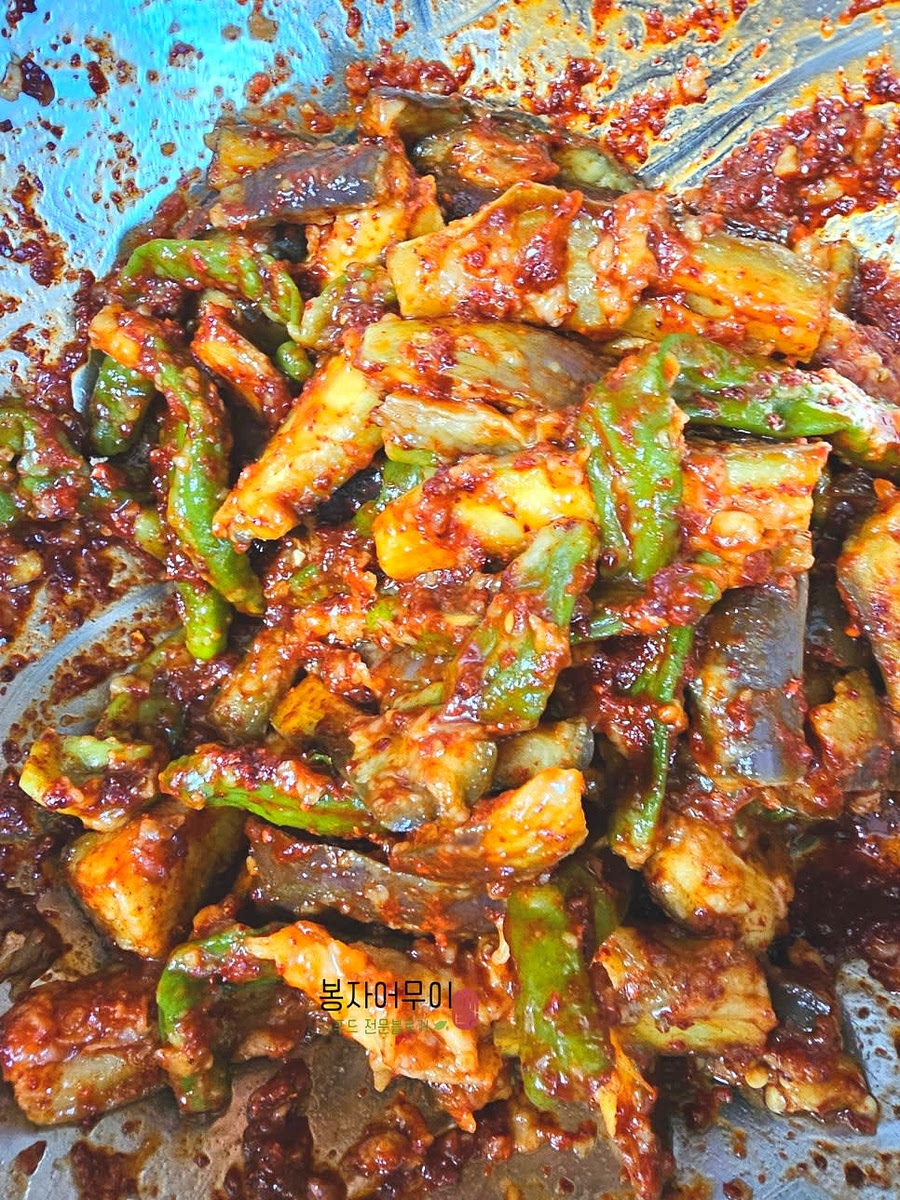 찜한 가지와 꽈리고추에 양념장을 넣어 골고루 버무립니다.