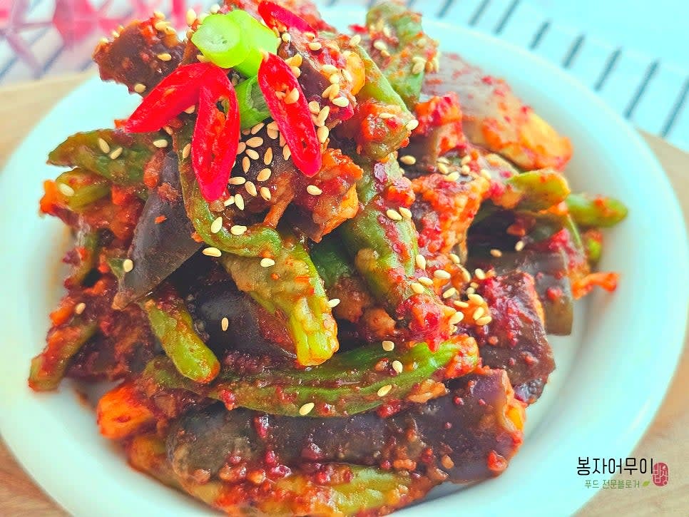 완성된 가지찜 꽈리고추찜을 접시에 담고 깨소금을 뿌려 냅니다.