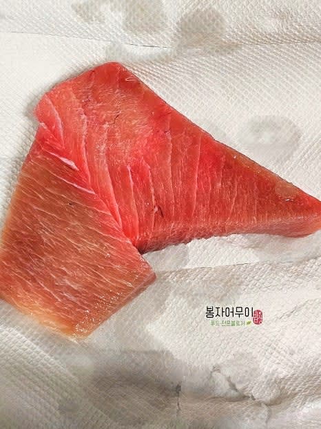 5분 후 참치를 키친타월로 물기를 닦아줍니다.