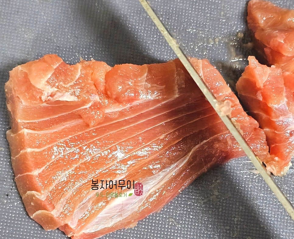 물기가 없어지면 참치를 얇게 썰어 접시에 담습니다.