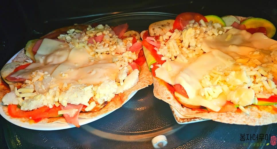 치즈를 얹어서 전자레인지에 3분 동안 돌립니다.