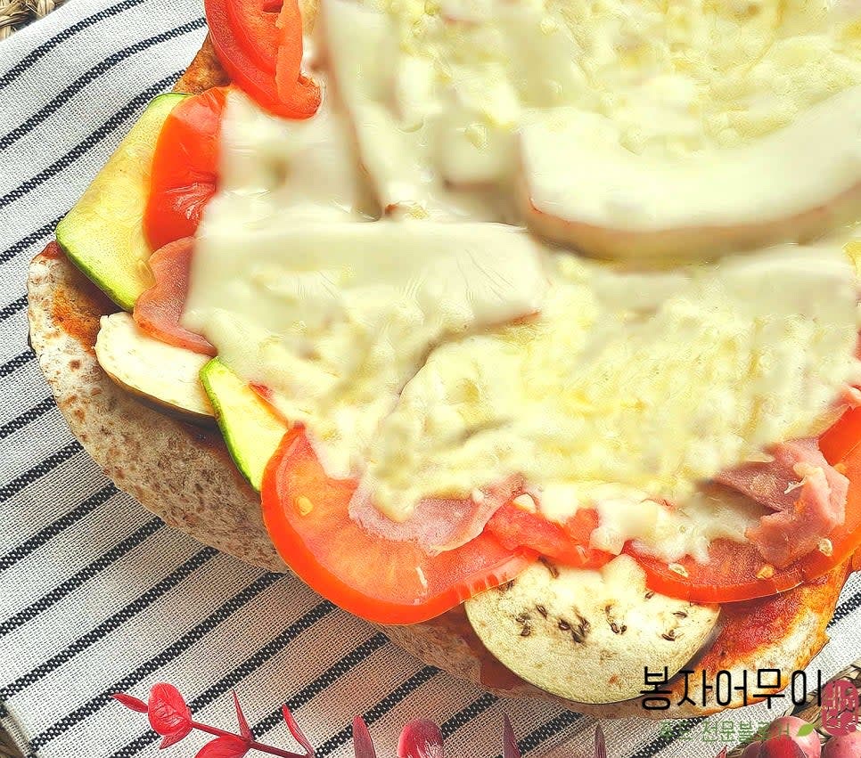 완성된 또띠아피자를 접시에 담아 맛있게 즐깁니다.