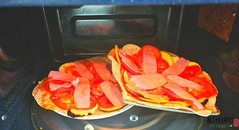 전자레인지에서 치즈 없이 6분 동안 돌립니다.