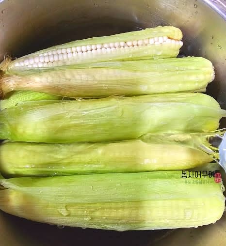 큰 냄비에 찰옥수수를 넣고 옥수수가 잠길 만큼 물을 부어줍니다.