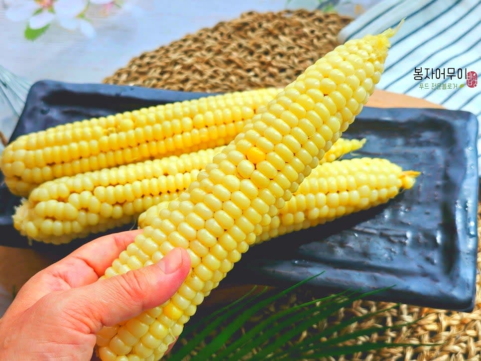 옥수수를 건져내어 살짝 식힌 뒤 바로 드시거나 보관합니다.