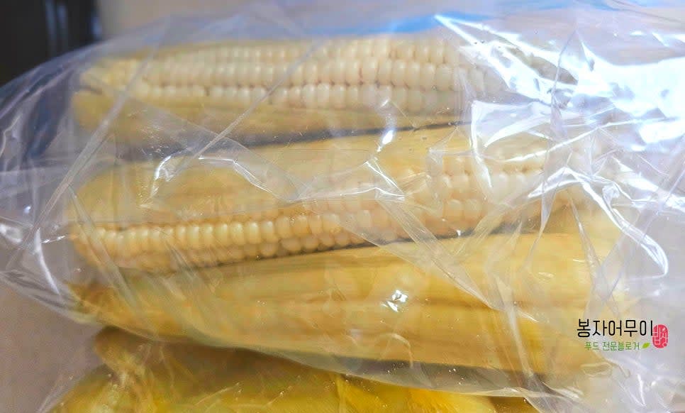 먹기 직전에 찐 옥수수를 끓는 물에 데치거나 전자레인지에 물을 약간 부어 데운 후 드시면 됩니다.