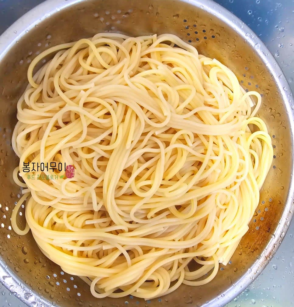 스파게티 면을 끓는 물에 올리브오일 1스푼과 함께 넣고 8분 동안 삶은 후 찬물에 헹구어줍니다.