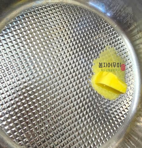 팬에 버터 30g을 넣고 양파와 마늘을 함께 볶아줍니다.