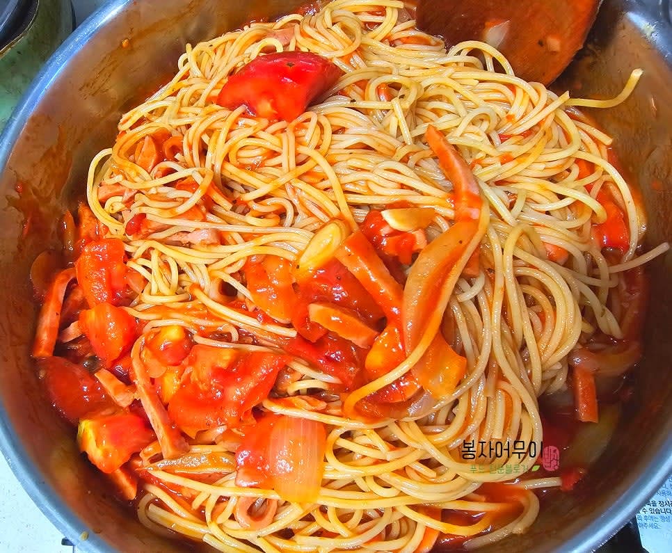 삶아둔 스파게티 면을 넣고 소스가 잘 스며들 때까지 볶아줍니다.