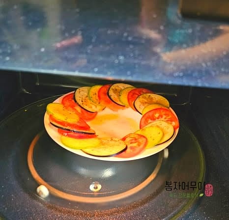 전자레인지에 5분 돌립니다. 오븐이나 에어프라이어를 사용하는 경우 185도에서 10분 동안 구워줍니다.