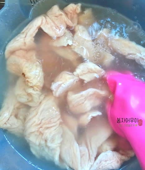 흐르는 물에 돼지 막창을 바락바락 깨끗하게 세척합니다.