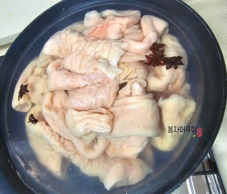 초벌로 삶는 동안 녹차, 월계수 잎, 대파, 생강, 팔각 등을 추가해 풍미를 더합니다. 막창을 5분 정도 삶아줍니다.
