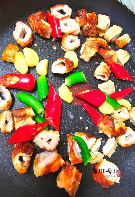 프라이팬 또는 에어프라이어를 이용해 막창을 180도에서 25분간 노릇하게 구워줍니다.