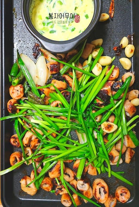 구운 막창을 기호에 따라 양념장 또는 곁들임 재료와 함께 서빙합니다.