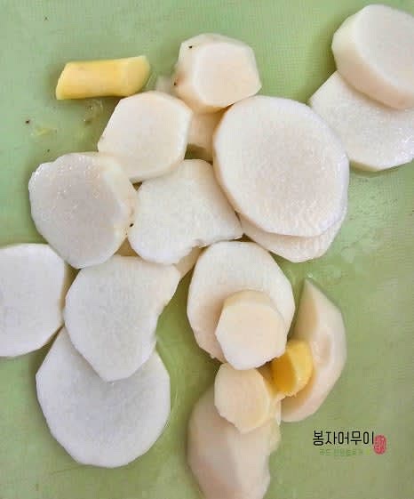 참마를 한 번 더 깨끗이 세척하고 장갑을 끼고 송송 썰어줍니다.