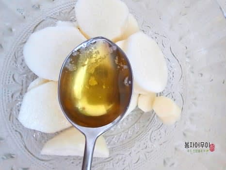 썰어놓은 참마를 접시에 담고 준비한 참기름장을 곁들입니다.