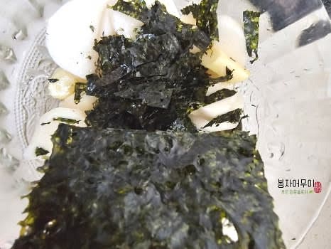 김가루가 있으면 잘라서 올려 더욱 맛있게 마무리합니다.