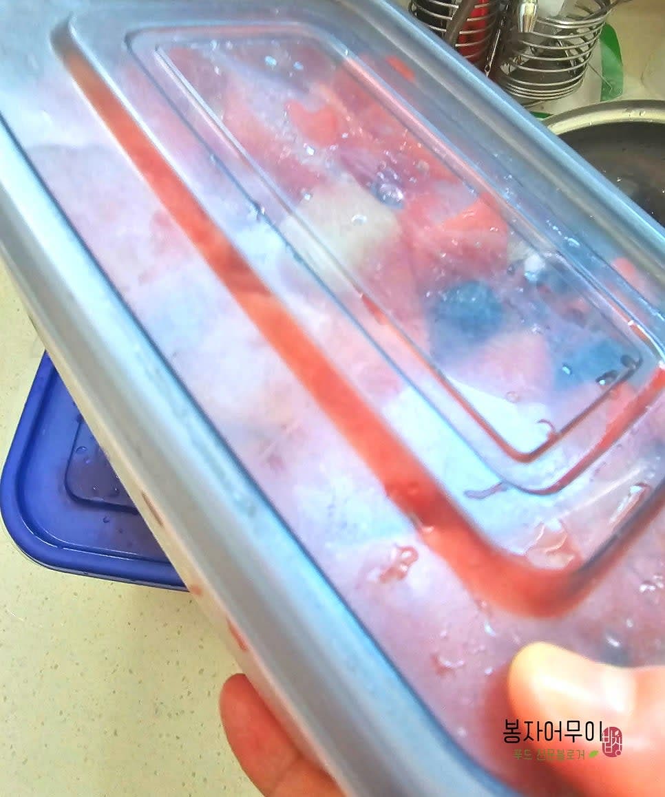 통 뚜껑을 닫고 1분 동안 흔들어 설탕과 얼음이 잘 섞이도록 합니다.