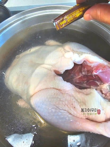 커피 1스푼을 넣고 3분~4분 초벌로 삶아 이물질과 잡내를 제거합니다.