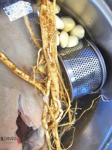 세척한 오리를 다시 물에 담그고 대파, 다시마, 생강, 황기, 백숙 한방재료와 함께 푹 끓여줍니다.