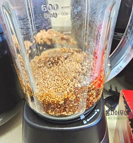 들깨를 물에 담가 곱게 갈아줍니다. 된장, 고추장, 고춧가루, 참치 액젓, 간장을 섞어 양념장을 준비합니다.