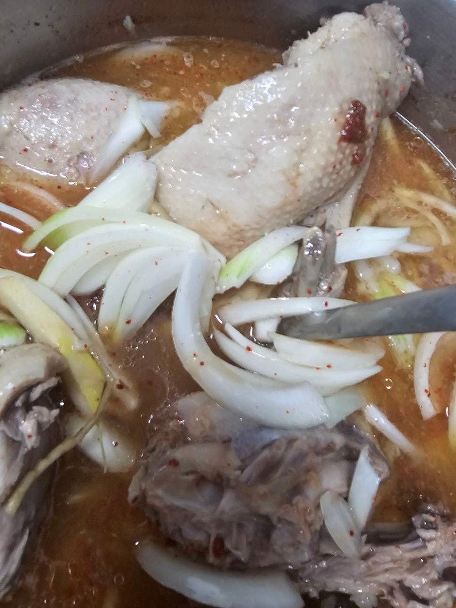 오리가 충분히 익으면 준비한 양념장과 들깨를 넣고 다시 끓입니다.