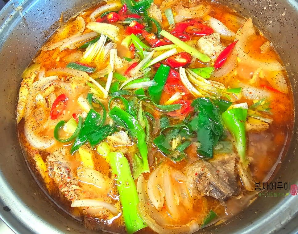 마지막으로 손질한 야채를 넣고 한소끔 끓여 완성합니다.