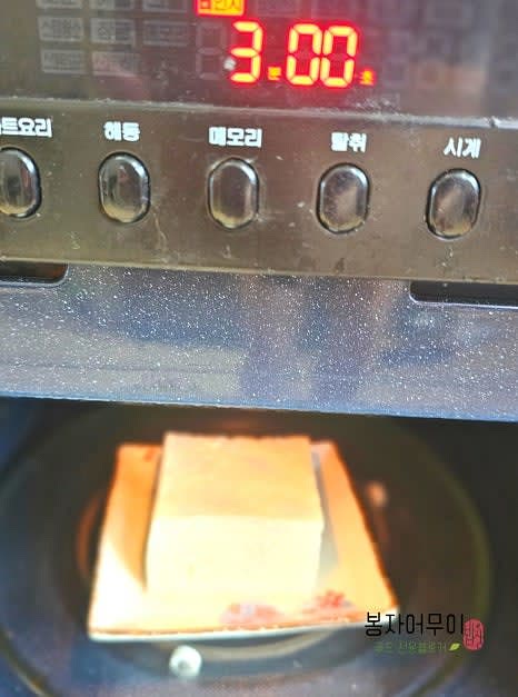 두부 250g을 전자레인지에 3분 돌리고 물기를 최대한 짠 후 곱게 으깨어줍니다.