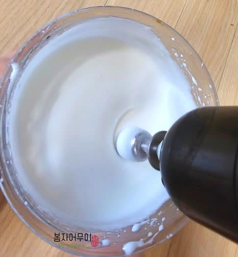 흰자는 거품을 낸 후 설탕을 3번 나누어 넣으며 단단하게 머랭을 만듭니다.