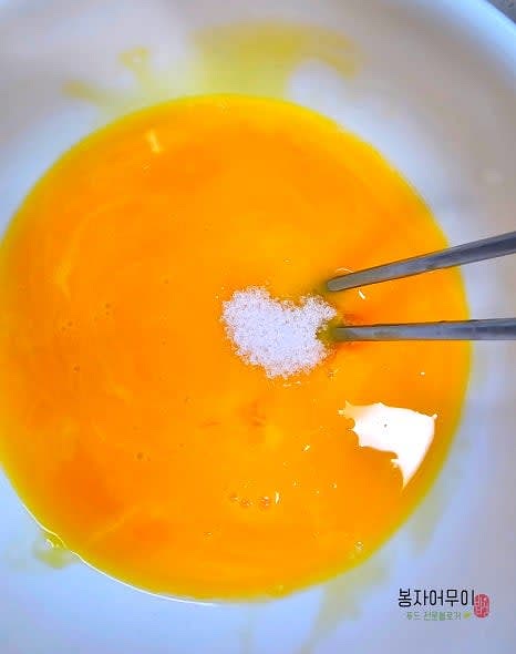계란 5개를 흰자와 노른자로 분리합니다. 노른자는 설탕 2스푼과 섞어줍니다.