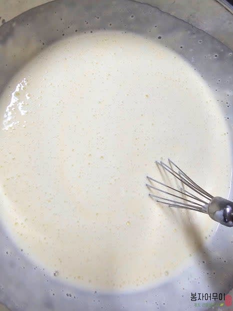 박력분 100g을 채에 걸러 넣고 머랭, 두부, 노른자, 꿀과 함께 잘 섞어줍니다.