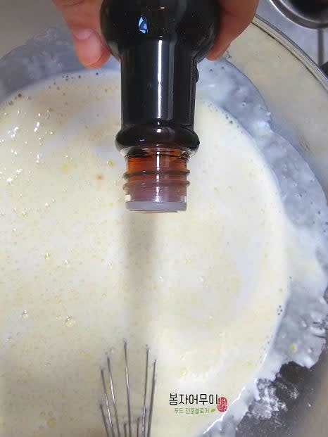 우유 100ml와 소금 반티스푼, 바닐라 에센스 2방울을 추가해 고루 섞습니다. 멍울 없이 고르게 섞어줍니다.