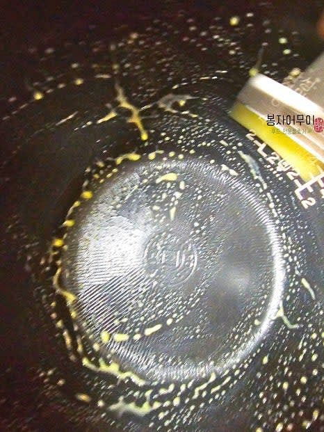 전기밥솥 내솥에 녹인 버터를 바르고 반죽을 부어줍니다.