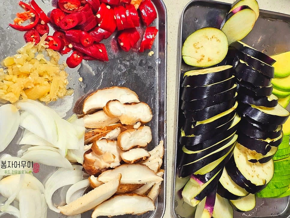 대파를 송송 썰고 가지와 호박, 양파, 표고버섯을 적당한 크기로 썰어 준비합니다. 마늘은 다지고 청양고추는 얇게 썹니다.