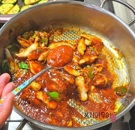 두반장을 사용할 경우: 두반장 4스푼, 굴 소스 2스푼, 간장 2스푼, 올리고당 2스푼을 넣고 섞은 뒤 물 3.5컵을 붓고 끓입니다.