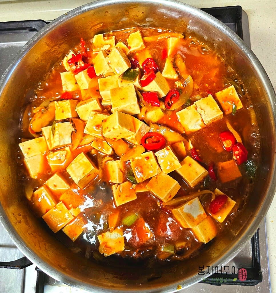 두부를 넣고 부서지지 않도록 살살 저으며 2~3분간 끓여 마무리합니다.