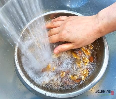 호두와 아몬드를 흐르는 물에 여러 번 깨끗이 세척합니다.