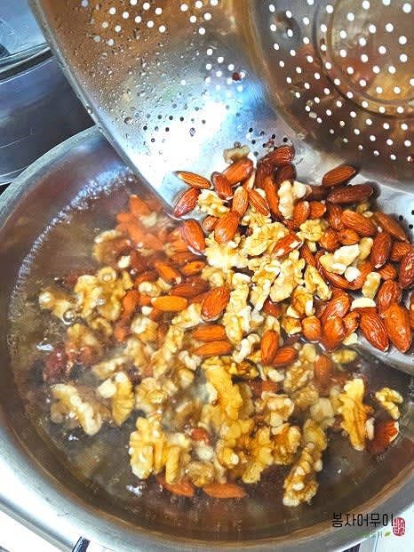 호두와 아몬드를 끓는 물에 3분간 데친 뒤, 찬물에 헹구어 물기를 제거합니다.