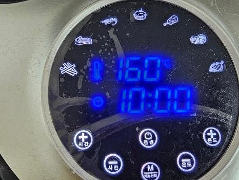 데친 호두와 아몬드를 에어프라이어에 넣고 160도에서 10분간 구운 뒤, 3분 더 돌려 바삭하게 만듭니다.