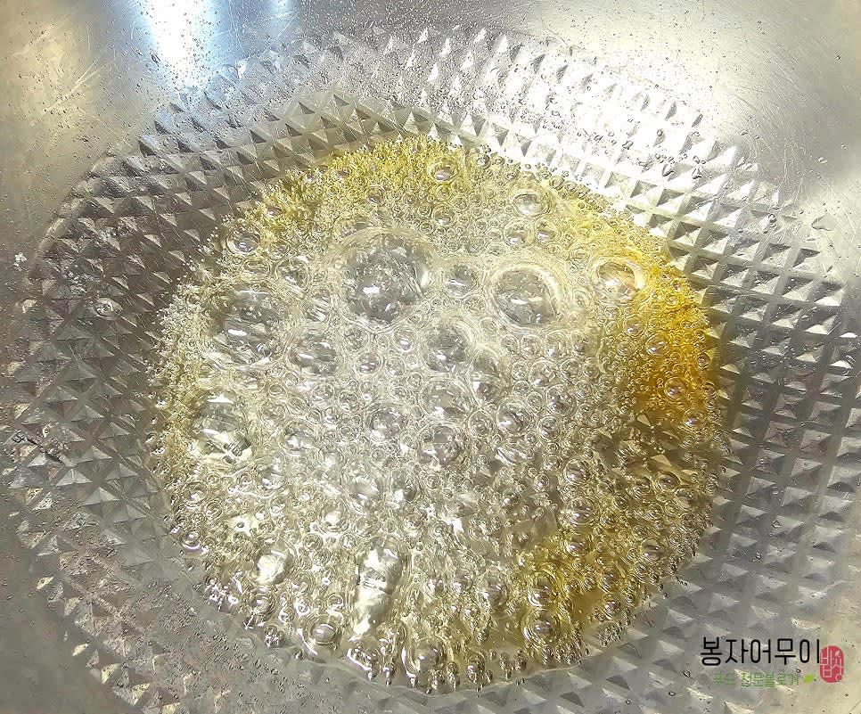 설탕 4스푼, 물엿 4스푼, 물 8스푼, 소금 반티스푼을 냄비에 넣고 시럽을 만듭니다. 약불에서 끓이며 시럽이 꾸덕해질 때까지 저어줍니다.