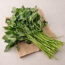 참나물 1kg을 다듬고 세척합니다. 줄기 끝의 시든 부분을 잘라내고 지저분한 잎도 제거해 주세요.