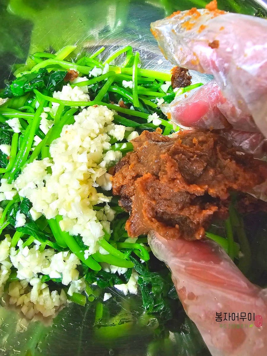 참나물에 된장 2스푼, 다진 마늘 1스푼을 넣고 고루 섞어줍니다.