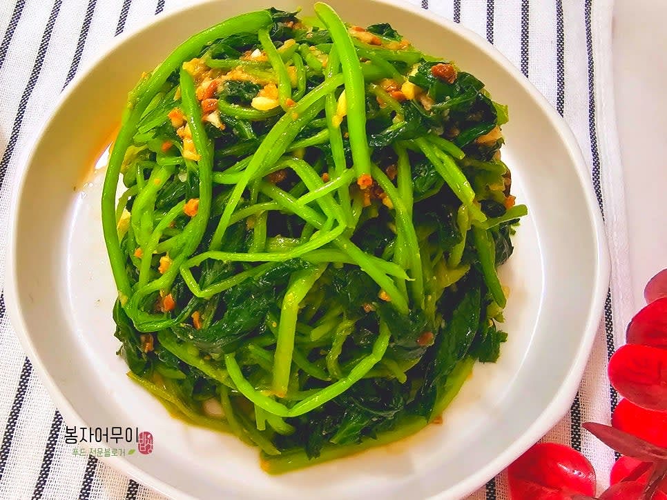 마무리로 참기름 1스푼과 깨소금을 듬뿍 넣고 잘 버무려줍니다.