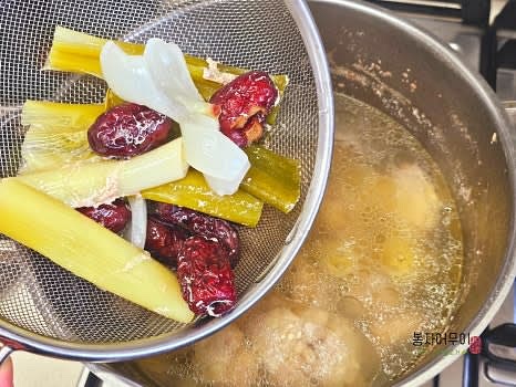 닭이 끓어오르면 중불로 낮추어 25~30분 정도 끓인 후, 대파, 마늘, 대추, 통후추를 건져냅니다.